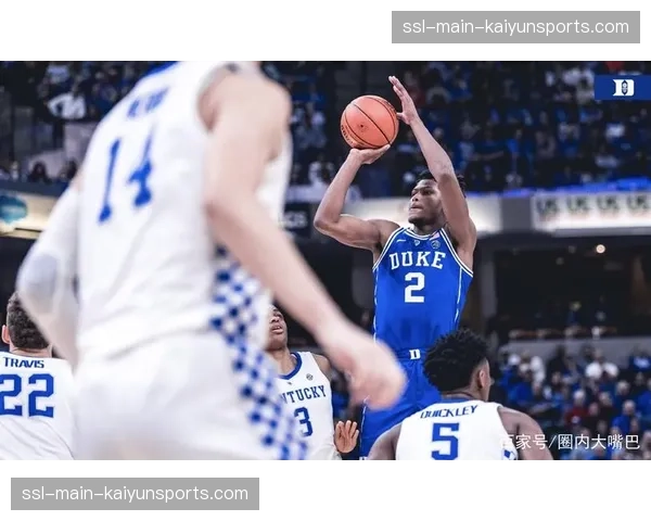 “篮球不会忘记”：NCAA赛场为因病离世的传奇教练举行默哀仪式