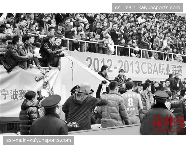 事件回顾:诺丁汉森林球迷抗议判罚,比赛一度中断十分钟 事件回顾:诺丁汉森林球迷抗议判罚,比赛一度中断十分钟